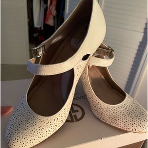 Beautiful white shoes from Gianni Bernini. Size 8 new in box. 3 inch heel.